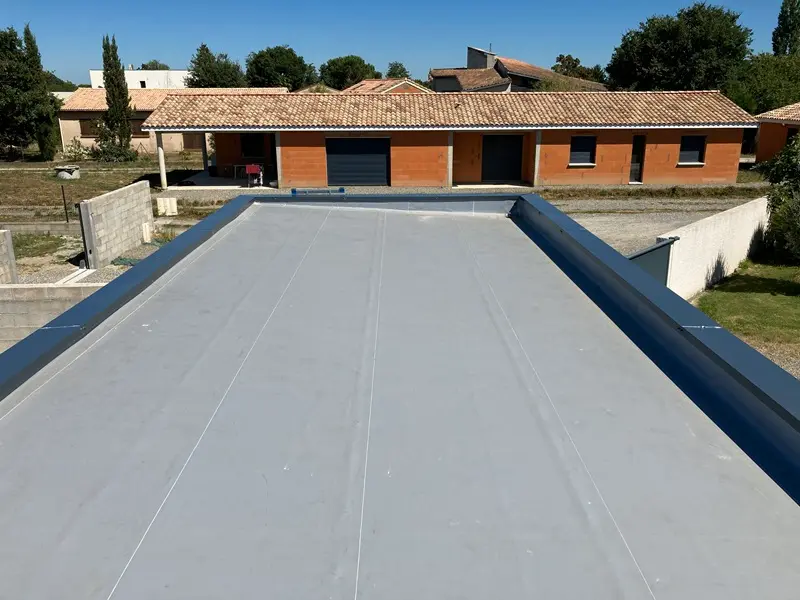 Pose de membrane PVC et installation de couvertines sur acrotères à Toulouse.