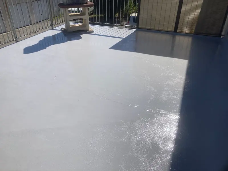 Application d'un système d'étanchéité liquide (SEL) sur une terrasse accessible à Toulouse.