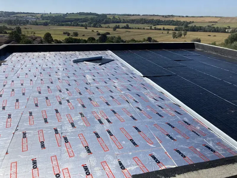 Pose d'isolant thermique sur toiture terrasse par STT Étanchéité avant étanchéité bitumineuse.