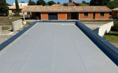 Toiture plate en membrane synthétique à Toulouse.