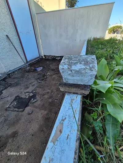 Rénovation d'étanchéité sur une terrasse ancienne des années 70 à Toulouse, avant pose de membrane.