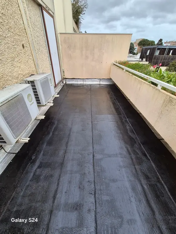 Étanchéité de toit terrasse terminée avec finition bitumineuse à Toulouse par STT Étanchéité.
