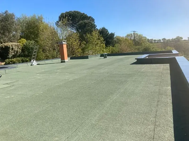 Résultat final d'une étanchéité de toiture terrasse avec finition pailletée à Toulouse.