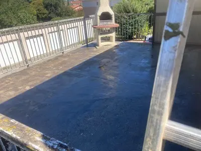 stt-etancheite-primaire-accroche-resine-terrasse Application primaire d'accrochage sur terrasse béton pour résine polyuréthane par STT Étanchéité